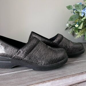 Savvy Metallic Black Slip-On Clogs